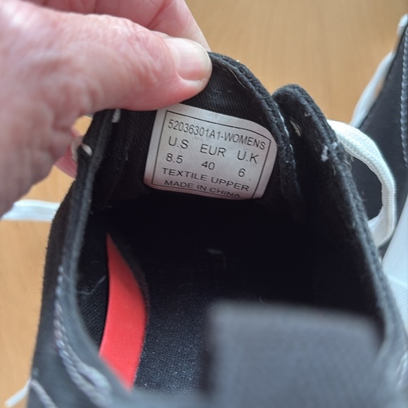 Levi’s Women’s black canvas lace up sneakers. Size 8.5 - Picture 7 of 7